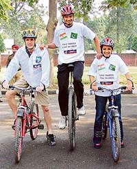 Sidhhartha, Samyukta and Benjamin from Australia who are on way from Delhi to Lahore to spread the message of peace