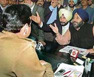 SAD general secretary Sukhbir Singh Badal and BJP leader Navjot Singh Sidhu gherao Majitha SSP Lok Nath Angra in Amritsar.