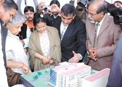 Delhi Chief Minister Mrs Sheila Dikshit seeing the model of 500-bedded new ward at GTB Hospital.