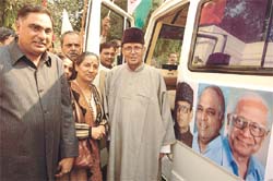 Poll pose: Former Prime Minister V.P. Singh flagging off Jan Sangram Rath as part of the MCD election campaign in the Capital on Th