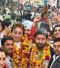 SAD-BJP candidate Dinesh Singh Babbu and MP Vinod Khanna being welcomed at Gurha Kalan village in Pathankot 