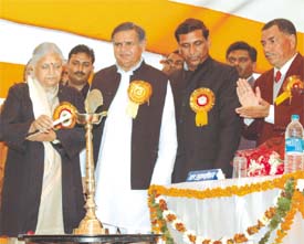 Chief Minister Sheila Dikshit inaugurating the new building of Sanjay Gandhi Memorial Hospital at Mangolpuri in the Capital. Health Minister Dr Yoganand Shastri and Development Minister Raj Kumar Chauhan are also seen in the picture.