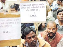 Central Government employees under the banner of Bharatiya Mazdoor Sangh demanding interim pay during their march to Parliament, at Jantar Mantar in the Capital