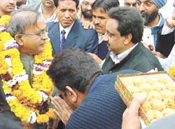 Union Urban Development Minister S. Jaipal Reddy being congratulated by