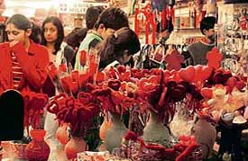 Ludhianvis buy gifts for Valentine’s Day.