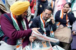 Supporters of the Congress exchange views on Wednesday, a day after the Assembly elections. Exit polls showed a dead heat in Punjab after an election that analysts said would test the popularity of the Congress. 
