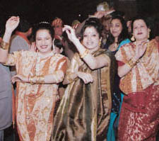 The whole family goes to a dance school and plans a sequence of dance numbers to be presented during the wedding.