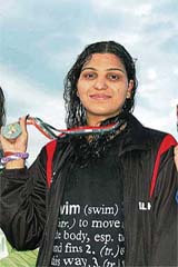 Richa Mishra of Delhi shows her gold medal after winning the womens 400m freestyle swimming event