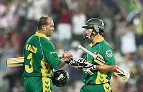 South Africas Jacques Kallis (left) and AB de Villiers celebrate after guiding their team to victory in the fifth one-dayer against Pakistan in Johannesburg