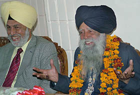 Worlds oldest and fastest marathoner Fauja Singh addresses mediapersons in Jalandhar on Saturday.