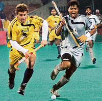 Sher-e-Jalandhars Santi Freixa (left) and Orissa Steelers Dilip Tirkey in hot pursuit of the ball during the PHL match at the Sector 42 Hockey Stadium in Chandigarh on Wednesday. The Steelers won 3-1 in the tie-breaker after the two teams were locked 1-1 at the end of extra time.