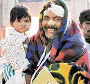 Rana Shaukat Ali with his daughter Aksa on way back to Pakistan at Wagah 