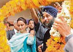 SAD gen secy Sukhbir Singh Badal and his wife being greeted over the party’s victory at their residence in Chandigarh