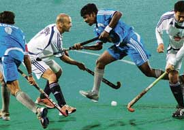 Viren Rasquinha (centre) of Maratha Warriors in action during the PHL match against Chennai Veerans at the Sector 42 Hockey Stadium in Chandigarh on Thursday. The Warriors won 3-2.