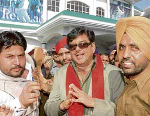 Keh dena Chhenu aaya hai: Shotgun came, stole and all...