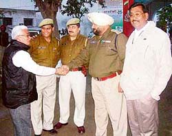 Mr Paramvir Singh Gill, SP (D), meets a social leader at Ahmedgarh