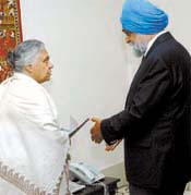 Chief Minister Sheila Dikshit with Planning Commission Deputy Chairman Montek Singh Ahluwalia before a meeting on the Annual Plan for the year 2007-08 i