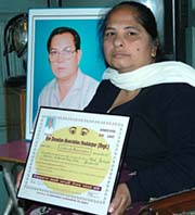 Sushma Arora, the widow of Ved Parkesh Arora with the certificate of eye donation of her husband.