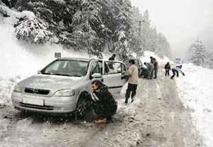 Residents struggled to wriggle out of the fallout of heavy snowfall in the state, exposing chinks in preparedness for snow-clearance operations