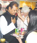 Minister of State for Food Processing Industries (Independent Charge) Subodh Kant Sahay with Ms Marian Fischer Boel, European Union Commissioner being welcomed at a stall after the inauguration of Aahar India 07