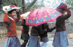 Schoolchildren trying to save themselves from rains in the Capital