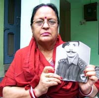 1971 PoW Major S.C. Guleris sister Neena Sharma shows a photograph of her brother