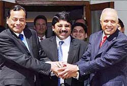 British mobile giant Vodafone's CEO Arun Sarin (right), Essar mobile group vice-chairman Ravi Ruia (left) and IT and telecommunication minister Dayanidhi Maran in New Delhi