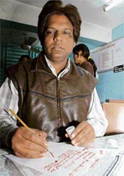 Dr Mahesh Yadav, convener of the Mahatma Gandhi Tibet Freedom Movement, Bhopal, writes a letter using his blood as ink, appealing Prime Minister Manmohan Singh