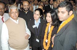 Railway Minister Lalu Prasad Yadav with students of business management schools from Texas and Virginia in the Capital