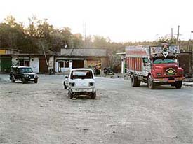 This Maruti van has been lying parked in the middle of the road at Darlaghat in Solan district for the past one month. As Darlaghat is home to the Gujarat Ambuja cement factory, thousands of trucks pass from here daily as this national highway is connected with Shimla. 