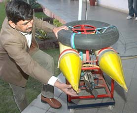 Kuldeep Singh Nagla, a lecturer at Dr B.R. Ambedkar National Institute of Technology, Jalandhar, with his invention of an underwater robot.