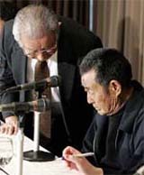Ichiro Koyama (left), former member of Japan's Imperial Army who took part in missions of forced labour abductions in China, bows in apology to Xing Niangfang of China