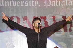 Punjabi pop singer Jasbir Jassi performs during the annual tech fest Saturnelia 2007at the Thapar Institute of Engineering and Technology in Patiala 