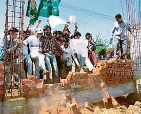 Youths vandalise Mahendra Singh Dhonis under-construction house in Ranchi 