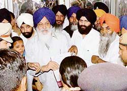 SGPC president Avtar Singh Makkar handing over a memorandum to DC, Panchkula