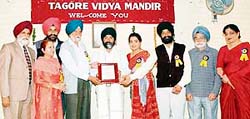 Ranjodh Singh, president of the Ramgarhia Education Council, receives the Rabindra Nath Tagore Award