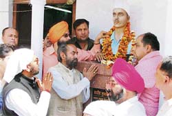 Residents pay tributes to martyr Sukhdev on his martyrdom day.