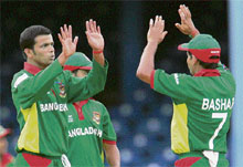 Bangladesh cricketer Abdur Razzak (left) celebrates with captain Habibul Bashar after dismissing Bermudan batsman and captain Irving Romaine in the final World Cup Group B match in Port of Spain.