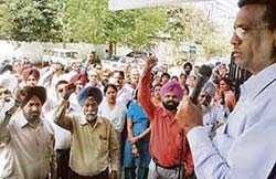 Led by activists of the BSNLEU, the telecom employees staged a protest against FDI hike in Ludhiana on Monday.