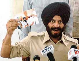 All-India Anti-Terrorist Front president M.S. Bitta displays a photograph of the former Chief Minister, Captain Amarinder Singh, with Baba Harnam Singh Dhumma, chief of the Damdami Taksal, in Amritsar on Monday.