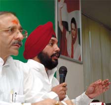 DPCC president Ram Babu Sharma and Delhi Education Minister Arvinder Singh Lovely at the press conference.