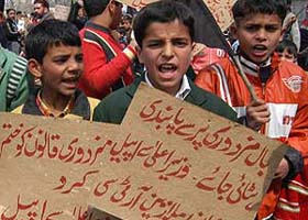 Kashmiri children demand the lifting of ban on child labour in Srinagar