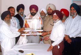 Gurpreet Singh being honoured by the Sardar Jassa Singh Ramgarhia Federation and Sultan-ul-Qaum Sardar Jassa Singh Ahluwalia Memorial Society for aborting a bank robbery. 