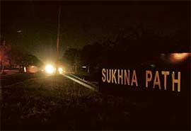 The road separating Sectors 32-33 enveloped in darkness due to unfunctional streetlights