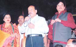 Delhi BJP president Dr Harsh Vardhan, BJP leader Shatrughan Sinha and candidate from Kamla Nagar Renu at a campaign rally for the forthcoming MCD elections in the Capital 