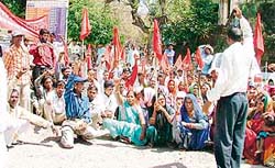 Activists of the Punjab Nirman Mazdoor Union stage a dharna outside the SSPs office in Ludhiana