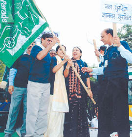 Noted Kathak exponents Nalini and Kamalini with Dr K.K. Aggarwal (R), president of Heartcare Foundation of India, flagging off a 7th Perfect Health Parade in the Capital on Saturday. The parade will cover a distance of around 40 km . 