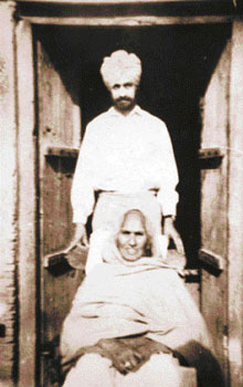 Malwinderjit Singh Waraich with Bhagat Singh’s mother at Khatkarkalan