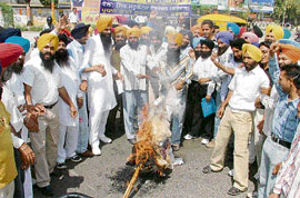 Activists of the Sikh Students Federation burn an effigy of UPA chairperson Sonia Gandhi.