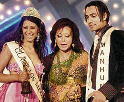 Maureen Wadia with Mahima Chaudhary from Pune and Romeo Gates from London, winners of the Gladrags Mega Model and Manhunt Contest  2007, in Mumbai on Saturday evening. 